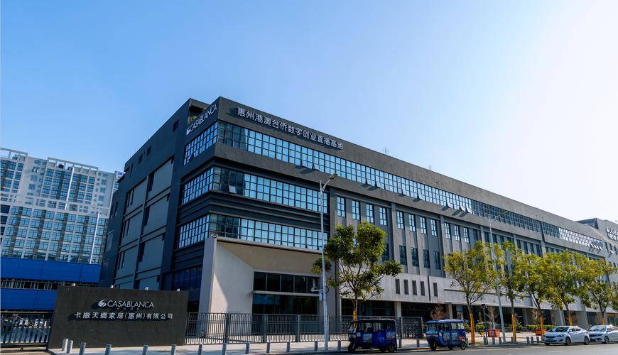郑斯坚,公司经营范围包括:生产,加工各类服装,家居用品,床