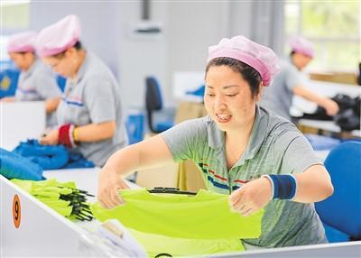 中国100余品类轻工产品产量居世界第一 轻工业迈向高质量发展的服装加工标杆